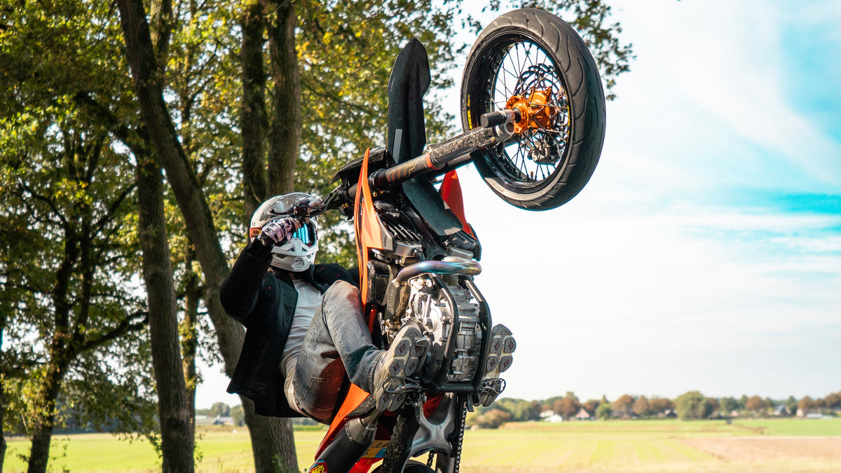 AB Lifestyle campagne met een motorrijder in AB kleding